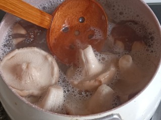 香菇卤肉饭,把香菇放进锅里，用水煮十分八分钟的。这个步骤不要省略，如果香菇干不用煮。鲜香菇必须经过煮的过程体积变小，而且香菇的味道才更好的发挥出来。