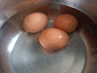 香菇卤肉饭,捞出后放到凉水中投凉。热胀冷缩，鸡蛋壳会很容易剥开。检验鸡蛋是否煮熟，可以旋转鸡蛋，能快速旋转的就是熟鸡蛋，生鸡蛋转不起来