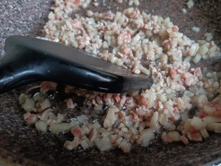香菇卤肉饭,锅里倒入油，放入冰糖炒出糖色后，放入肉丁继续炒