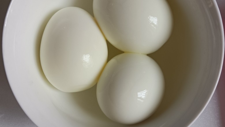香菇卤肉饭,把鸡蛋剥开外壳，放在碗中备用。喜欢吃鸡蛋的可以多煮几个。