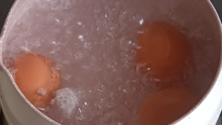 香菇卤肉饭,<a style='color:red;display:inline-block;' href='/shicai/ 9'>鸡蛋</a>洗去表面污垢，放入锅中，加入清水，开中火煮熟，大概十分钟