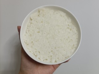 香菇卤肉饭,把米饭盛到碗里，用饭勺压压实