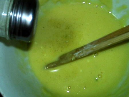 野菜鸡蛋饼,加入胡椒粉，搅拌均匀。