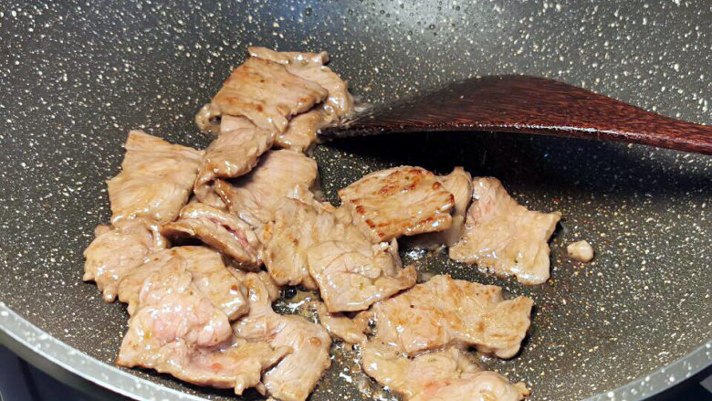 牛肉炒笋片,翻炒片刻，八成热的时候捞出