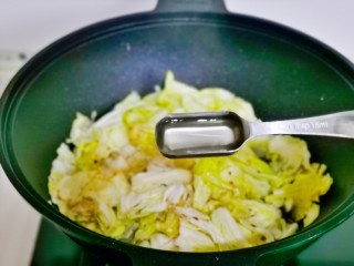 双椒手撕包菜,加入米醋，快速翻炒1分钟。
