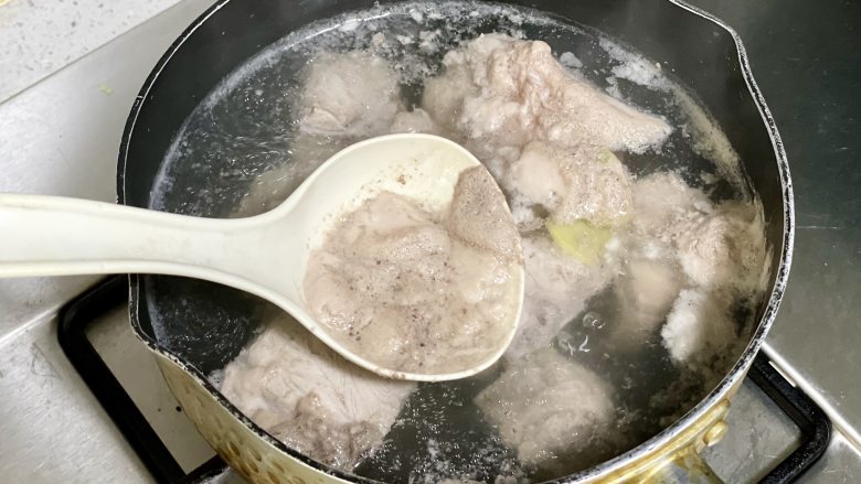 苦瓜黄豆猪骨汤，清热解暑，夏天喝一碗，清爽不油腻,水开后，撇去血沫，把猪骨用温水洗净。