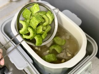 苦瓜黄豆猪骨汤，清热解暑，夏天喝一碗，清爽不油腻,猪骨汤炖到至50分钟时，加入苦瓜，继续炖20分钟即可。