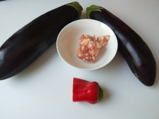 鱼香茄子,准备食材：猪肉馅，茄子，小米辣