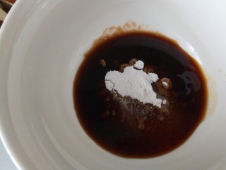 鱼香茄子,调一个料汁：准备适量生抽，蚝油，淀粉