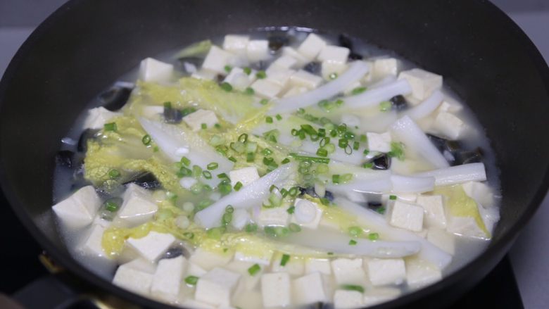皮蛋豆腐汤,出锅前撒葱花即可