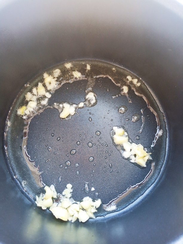 干煸手撕杏鲍菇,锅中放略多的油，加入蒜末爆香。
