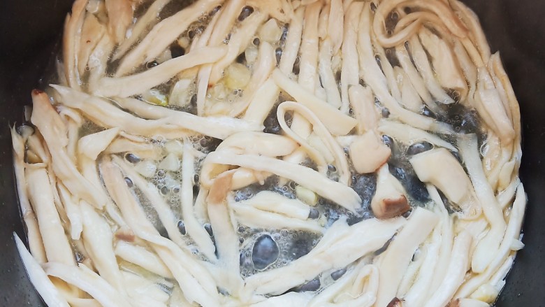 干煸手撕杏鲍菇,等炒出水汽后加入适量食盐。