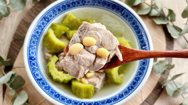 苦瓜黄豆猪骨汤，清热解暑，夏天喝一碗，清爽不油腻,营养美味又健康！