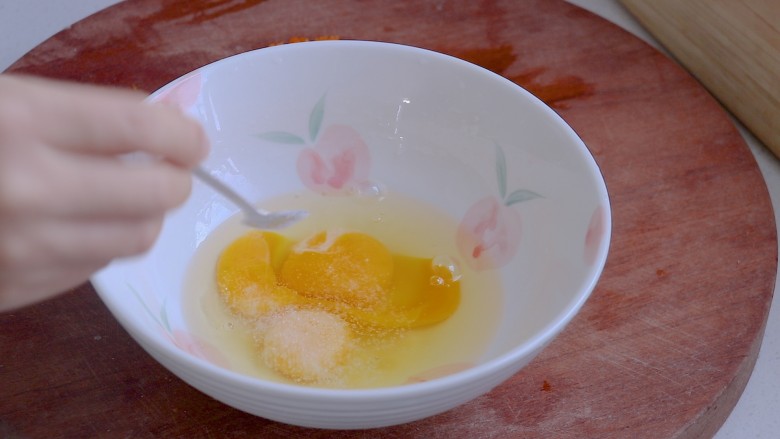 秋葵煎蛋（鸡蛋饼）,加一小勺盐