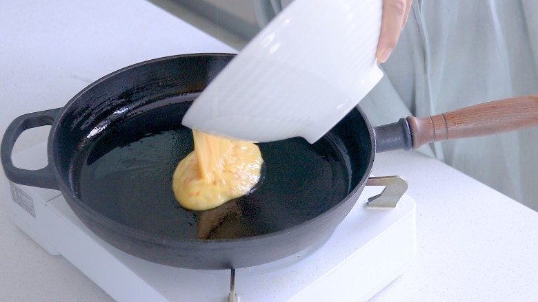 秋葵煎蛋（鸡蛋饼）,热火热油倒入面糊
