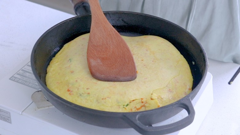 秋葵煎蛋（鸡蛋饼）,底部定型后翻面煎2－3分钟