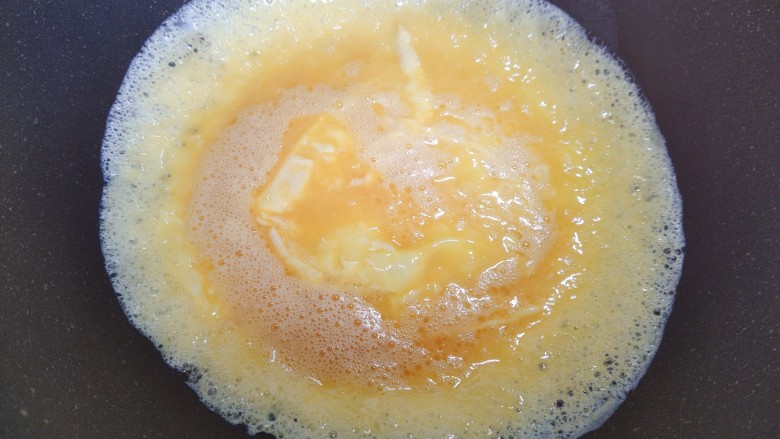 秋葵煎蛋,油热后下鸡蛋液，摊圆，成饼状