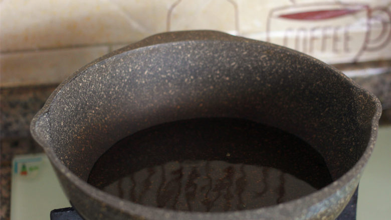 香菇卤肉饭,锅里倒入适量的食用油。