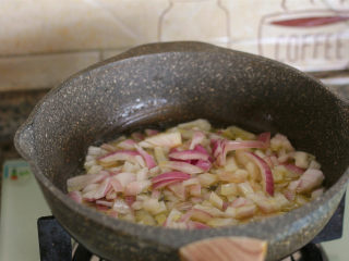 香菇卤肉饭,放入洋葱小火翻炒。