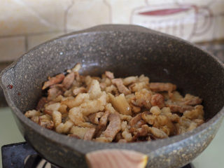 香菇卤肉饭,炒锅里留有炒洋葱的油，倒入五花肉丁。