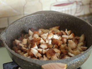 香菇卤肉饭,再放入香菇丁。