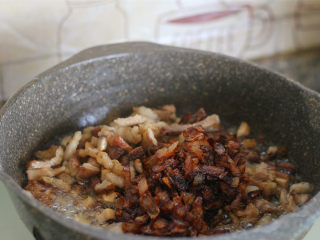 香菇卤肉饭,炒至五花肉丁出油。倒入洋葱。