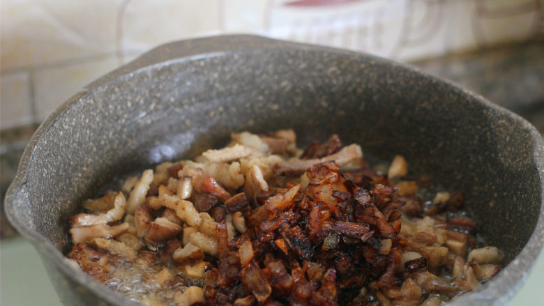 香菇卤肉饭,炒至五花肉丁出油。倒入洋葱。