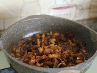 香菇卤肉饭,继续翻炒，倒入20毫升生抽和10毫升料酒。