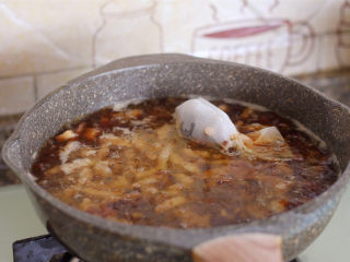 香菇卤肉饭,翻炒均匀之后倒入刚才煮肉丁用的汤，放入卤肉料包。