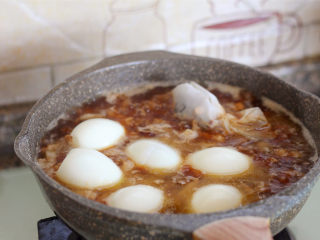 香菇卤肉饭,煮好的鸡蛋剥壳，放到锅里。