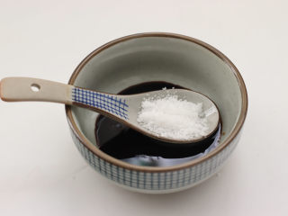 双椒手撕包菜,加入白糖和适量的盐。