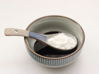 双椒手撕包菜,加入淀粉是为了包菜在烹饪中能锁定食材的水分和营养不流失。