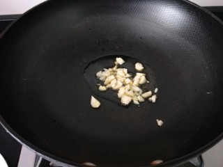 西芹炒香干,锅中倒入适量油烧热放蒜末炒香。