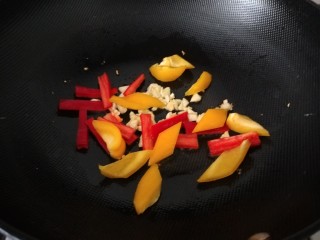 西芹炒香干,下入黄红椒炒均匀倒入适量生抽。