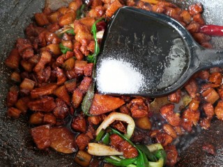 香菇卤肉饭,放盐调味。