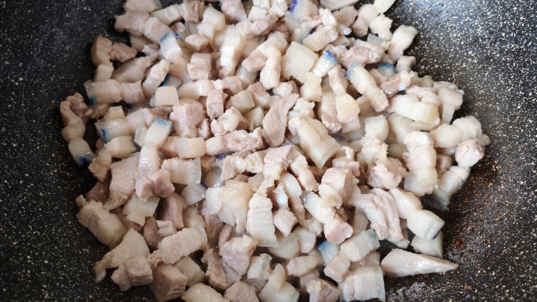 香菇卤肉饭,炒锅内倒一点食用油烧热，下入五花肉煸炒出油脂。
