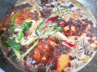 香菇卤肉饭,大火烧开以后转中小火炖半个小时。
另起一个锅将鸡蛋煮熟剥皮备用。
