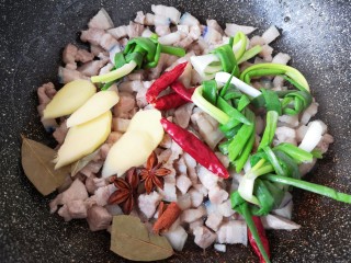 香菇卤肉饭,下入小葱、生姜片、干红辣椒、香叶、八角和桂皮炒出香味。