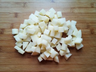 香菇卤肉饭,土豆去皮切成小块。
