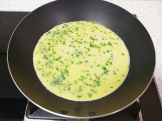 野菜鸡蛋饼,平底锅刷上一层食用油烧热，倒入一勺小蒜鸡蛋液，来回晃一下锅子，使蛋液均匀的铺在锅底。