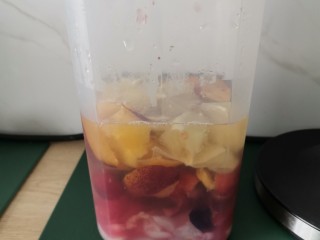 鲜果果汁,加入冰糖的水