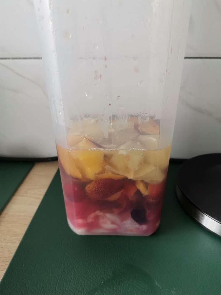 鲜果果汁,加入冰糖的水