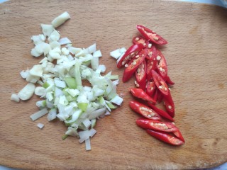 西芹炒香干,把葱切成葱花，蒜切成蒜末，把小米辣切成圈备用。