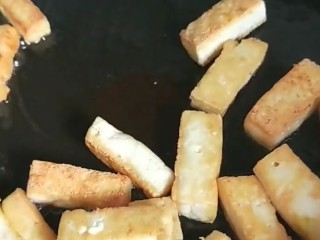 西芹炒香干,豆腐切条倒入适量油煎制金黄倒出备用。