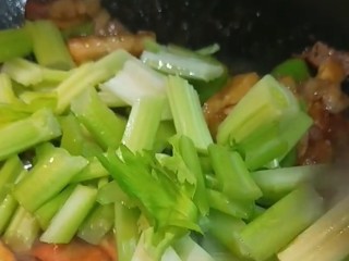 西芹炒香干,倒入芹菜。