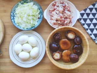 香菇卤肉饭,鸡蛋煮熟后，捞出来过凉水，剥掉鸡蛋皮备用。五花肉切成小丁，洋葱切小丁，干香菇洗净后浸泡至软