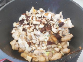 香菇卤肉饭,加入香菇，炒匀