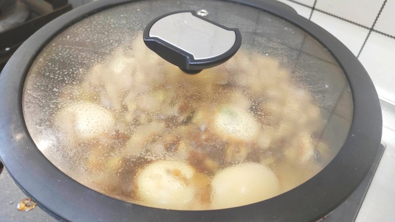 香菇卤肉饭,盖上锅盖，大火煮至沸腾后，转小火继续煮45分钟