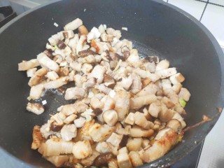香菇卤肉饭,炒至金黄