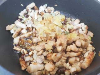香菇卤肉饭,再加入刚才炒好的洋葱丁，翻炒均匀